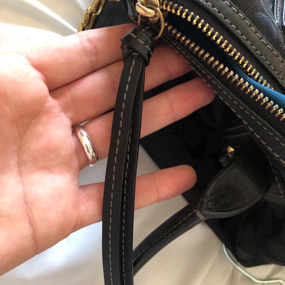 Coach Hampton Signature Bag in black. - Picture 7 of 8